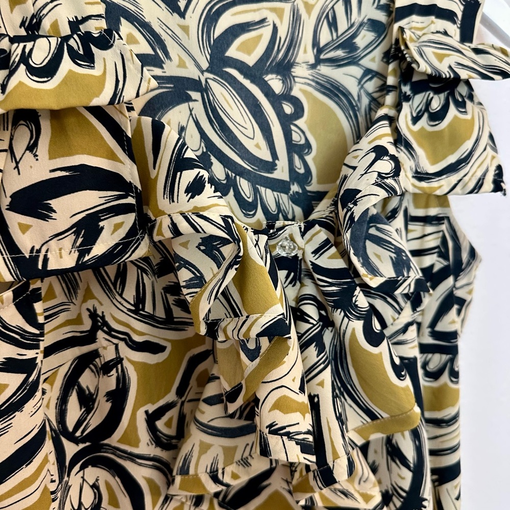 ☀️ BANANA REPUBLIC Ruffle Sleeveless Blouse - Picture 3 of 8